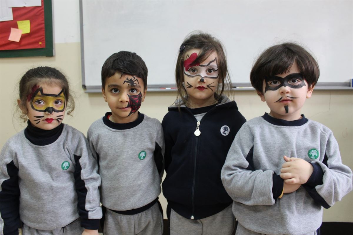 KG Suleimaniah Students Enjoy Color Activity